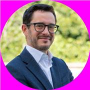 Giurista e formatore impartisce lezioni di diritto a studenti delle superiori e/o adulti